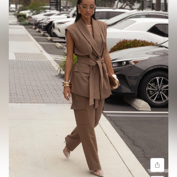 Tan brown vest - Picture 2 of 10